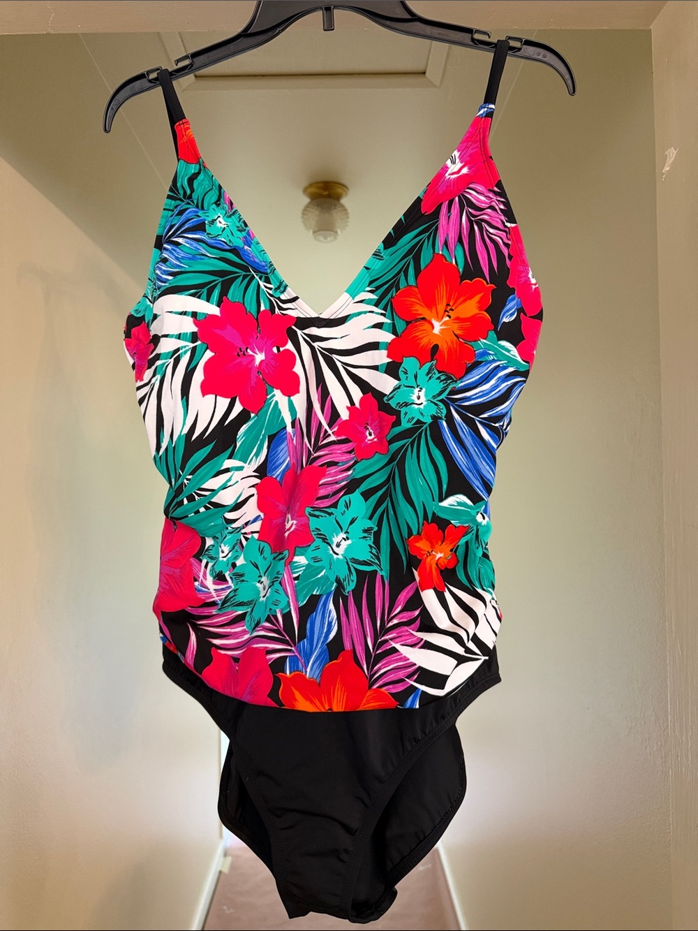 NWOT Women’s tropical Swimsuit Full coverage (size in comments & photos)